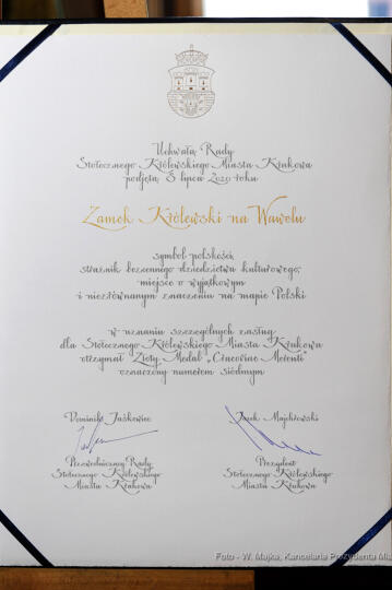 022jpg.jpg-ręczenie Złotego Medalu Cracoviae Merenti Zamkowi Królewskiemu na Wawelu