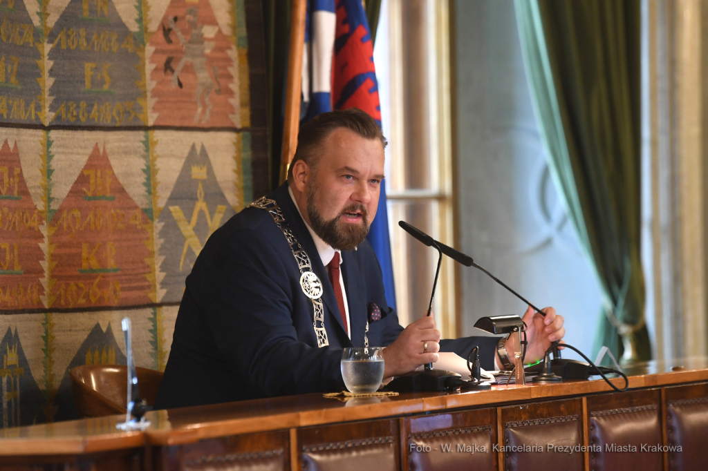 033jpg.jpg-ręczenie Złotego Medalu Cracoviae Merenti Zamkowi Królewskiemu na Wawelu  Autor: W. Majka