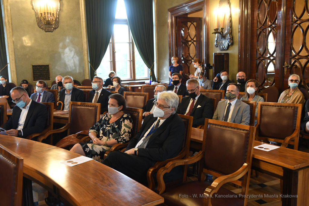 055jpg.jpg-ręczenie Złotego Medalu Cracoviae Merenti Zamkowi Królewskiemu na Wawelu  Autor: W. Majka