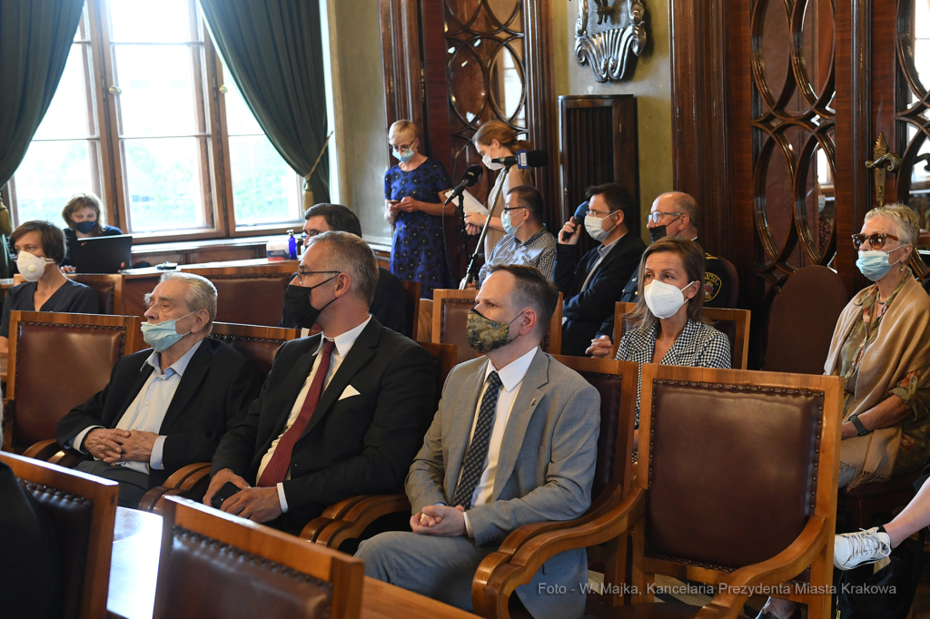 066jpg.jpg-ręczenie Złotego Medalu Cracoviae Merenti Zamkowi Królewskiemu na Wawelu  Autor: W. Majka