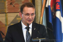 1010jpg.jpg-ręczenie Złotego Medalu Cracoviae Merenti Zamkowi Królewskiemu na Wawelu