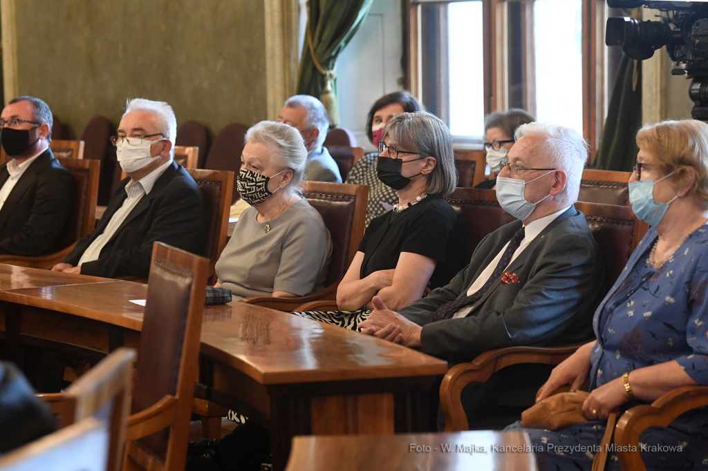 1111jpg.jpg-ręczenie Złotego Medalu Cracoviae Merenti Zamkowi Królewskiemu na Wawelu  Autor: W. Majka