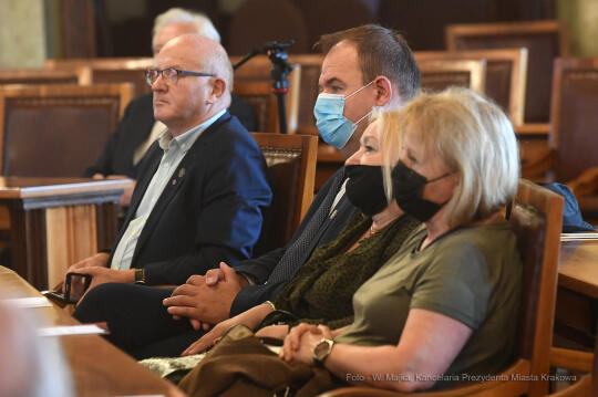 1212jpg.jpg-ręczenie Złotego Medalu Cracoviae Merenti Zamkowi Królewskiemu na Wawelu