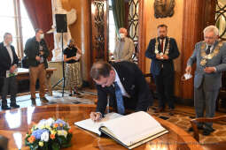 1414jpg.jpg-ręczenie Złotego Medalu Cracoviae Merenti Zamkowi Królewskiemu na Wawelu