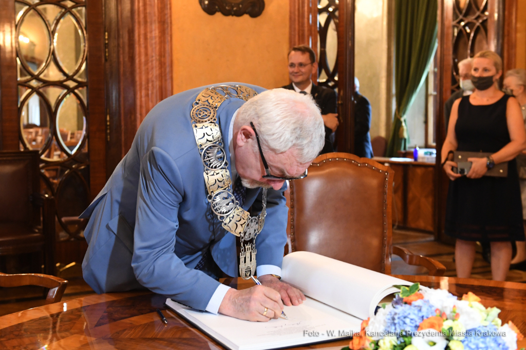 1515jpg.jpg-ręczenie Złotego Medalu Cracoviae Merenti Zamkowi Królewskiemu na Wawelu  Autor: W. Majka