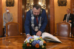 1616jpg.jpg-ręczenie Złotego Medalu Cracoviae Merenti Zamkowi Królewskiemu na Wawelu