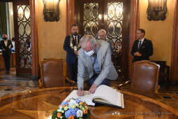 1717jpg.jpg-ręczenie Złotego Medalu Cracoviae Merenti Zamkowi Królewskiemu na Wawelu