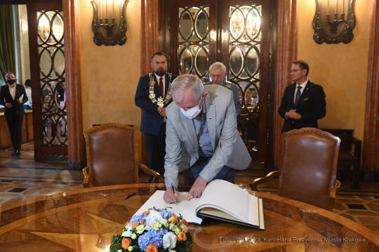 1717jpg.jpg-ręczenie Złotego Medalu Cracoviae Merenti Zamkowi Królewskiemu na Wawelu