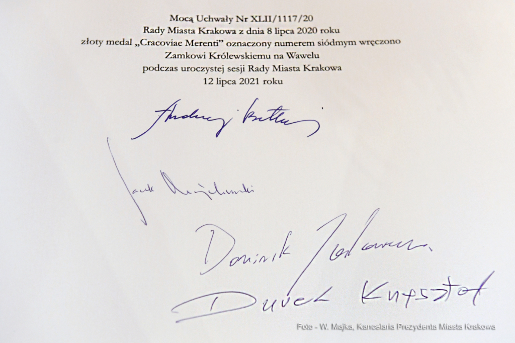 1818jpg.jpg-ręczenie Złotego Medalu Cracoviae Merenti Zamkowi Królewskiemu na Wawelu  Autor: W. Majka
