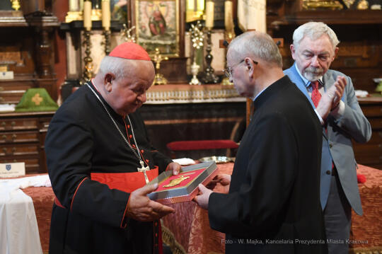 022jpg.jpg-odznaki Honoris Gratia dla dzwonników