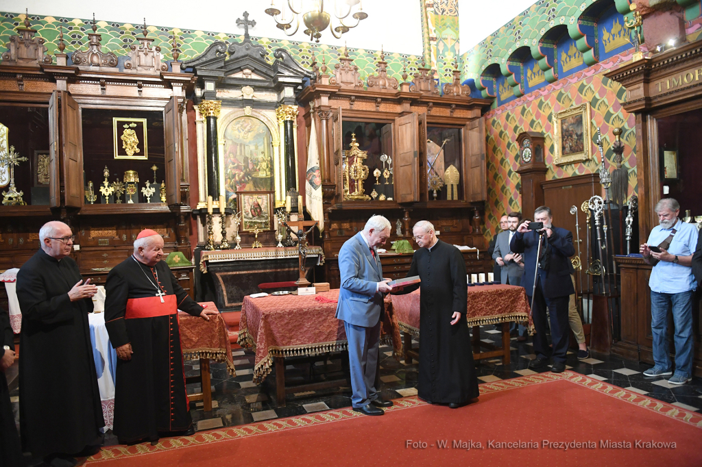 044jpg.jpg-odznaki Honoris Gratia dla dzwonników  Autor: W. Majka