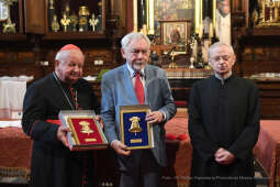 055jpg.jpg-odznaki Honoris Gratia dla dzwonników