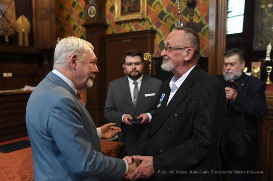 077jpg.jpg-odznaki Honoris Gratia dla dzwonników