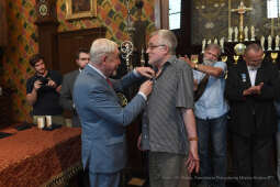 099jpg.jpg-odznaki Honoris Gratia dla dzwonników