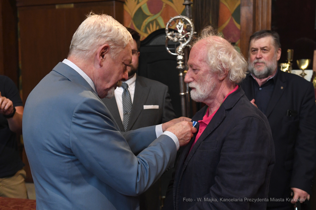 1111jpg.jpg-odznaki Honoris Gratia dla dzwonników  Autor: W. Majka