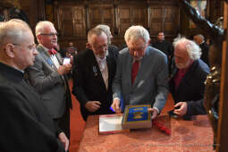 1313jpg.jpg-odznaki Honoris Gratia dla dzwonników