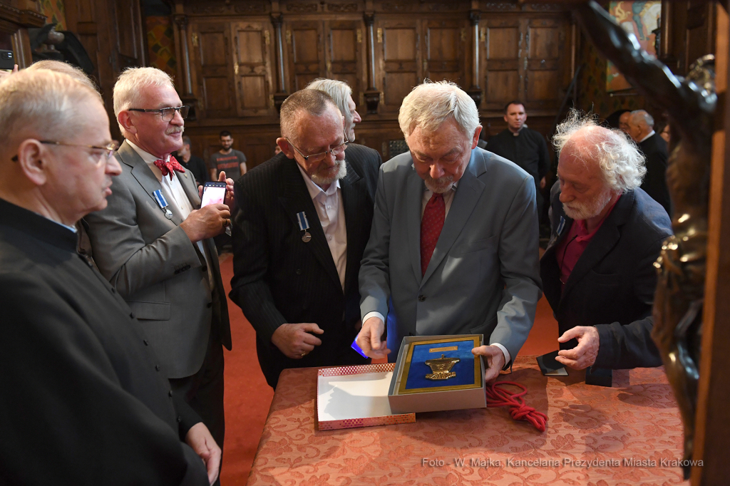 1313jpg.jpg-odznaki Honoris Gratia dla dzwonników  Autor: W. Majka