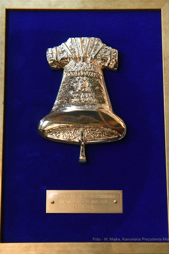 1414jpg.jpg-odznaki Honoris Gratia dla dzwonników  Autor: W. Majka