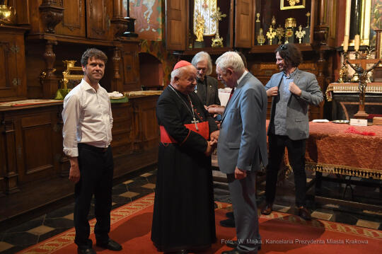 1616jpg.jpg-odznaki Honoris Gratia dla dzwonników