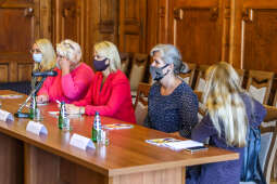 Spotkanie z delegacją Miasta Wilna dotyczące edukacji - wymiana doświadczeń. 5 osób z delegacji Wilna siedzi za stołem w sali Lea Pałacu Wielopolskich  