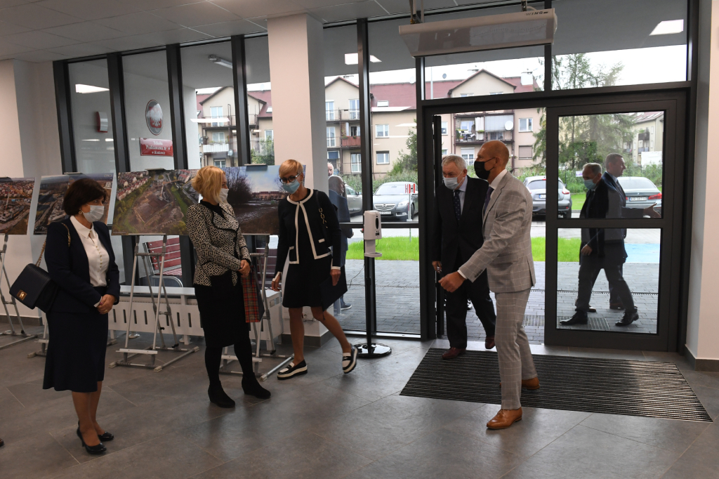 dsc_1378 kopia.jpg-Inauguracja roku szkolnego w nowo wybudowanej Szkole Podstawowej nr 14  Autor: W. Majka