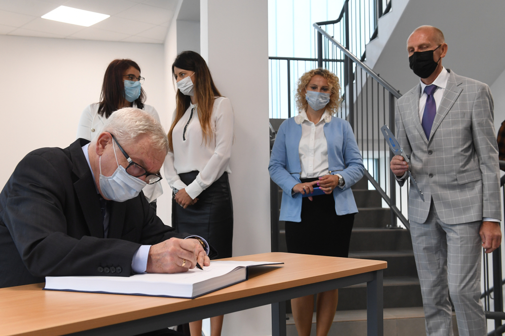 dsc_1631 kopia.jpg-Inauguracja roku szkolnego w nowo wybudowanej Szkole Podstawowej nr 14  Autor: W. Majka