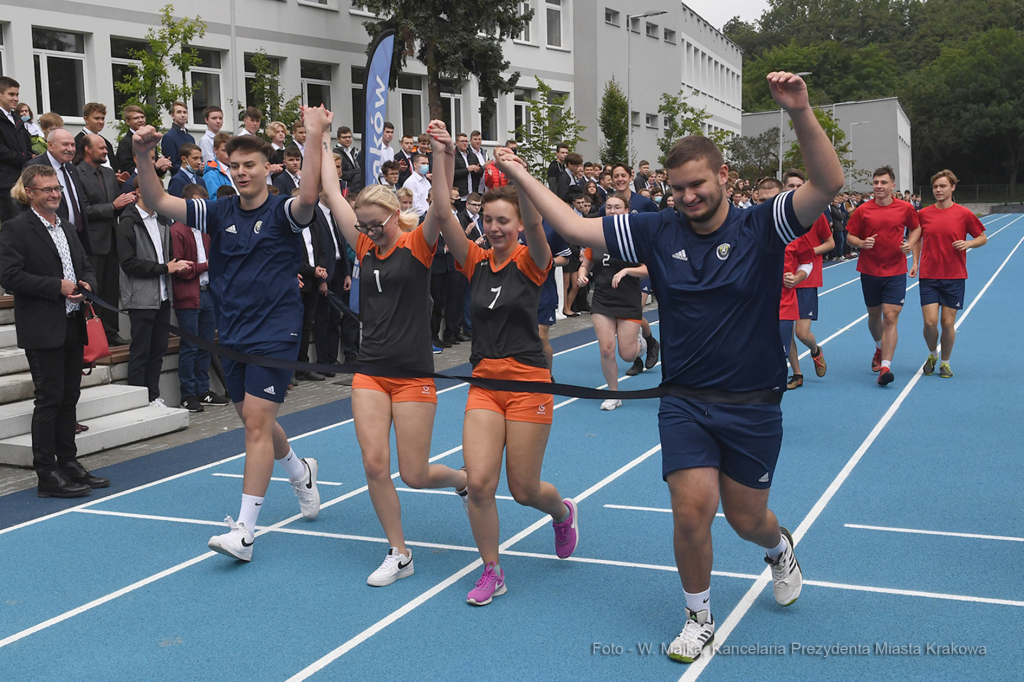 2121jpg.jpg-rozpoczęcie roku w Zespole Szkół nr 1  Autor: W. Majka