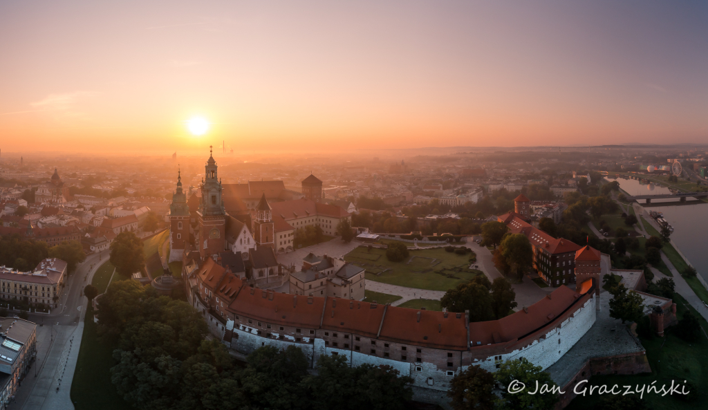 jg_dron_210908_pano0001-3-pano.jpg-Wawel,Wisła,Słońce,Zieleń