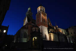 011jpg.jpg-Złożenie kwiatów przy urnie C. K. Norwida