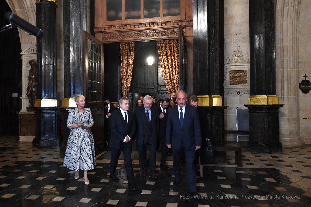 022jpg.jpg-Złożenie kwiatów przy urnie C. K. Norwida  Autor: W. Majka