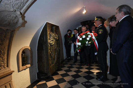 044jpg.jpg-Złożenie kwiatów przy urnie C. K. Norwida