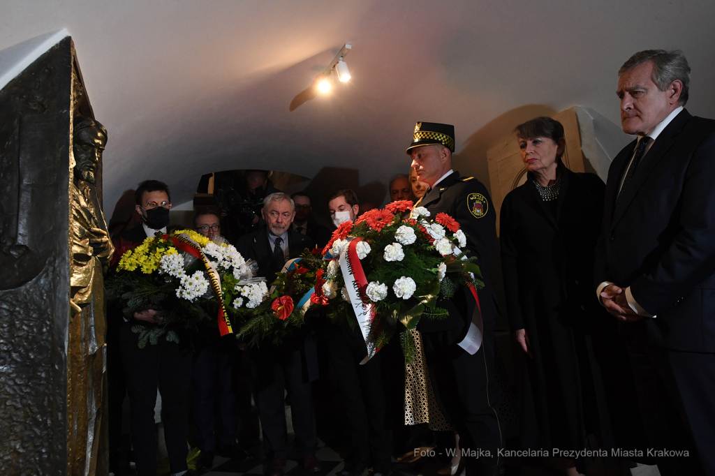 055jpg.jpg-Złożenie kwiatów przy urnie C. K. Norwida  Autor: W. Majka