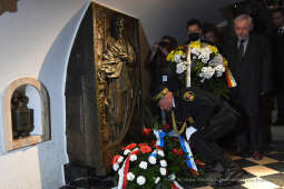 077jpg.jpg-Złożenie kwiatów przy urnie C. K. Norwida