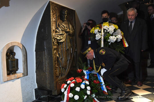 077jpg.jpg-Złożenie kwiatów przy urnie C. K. Norwida