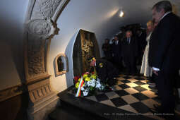 088jpg.jpg-Złożenie kwiatów przy urnie C. K. Norwida