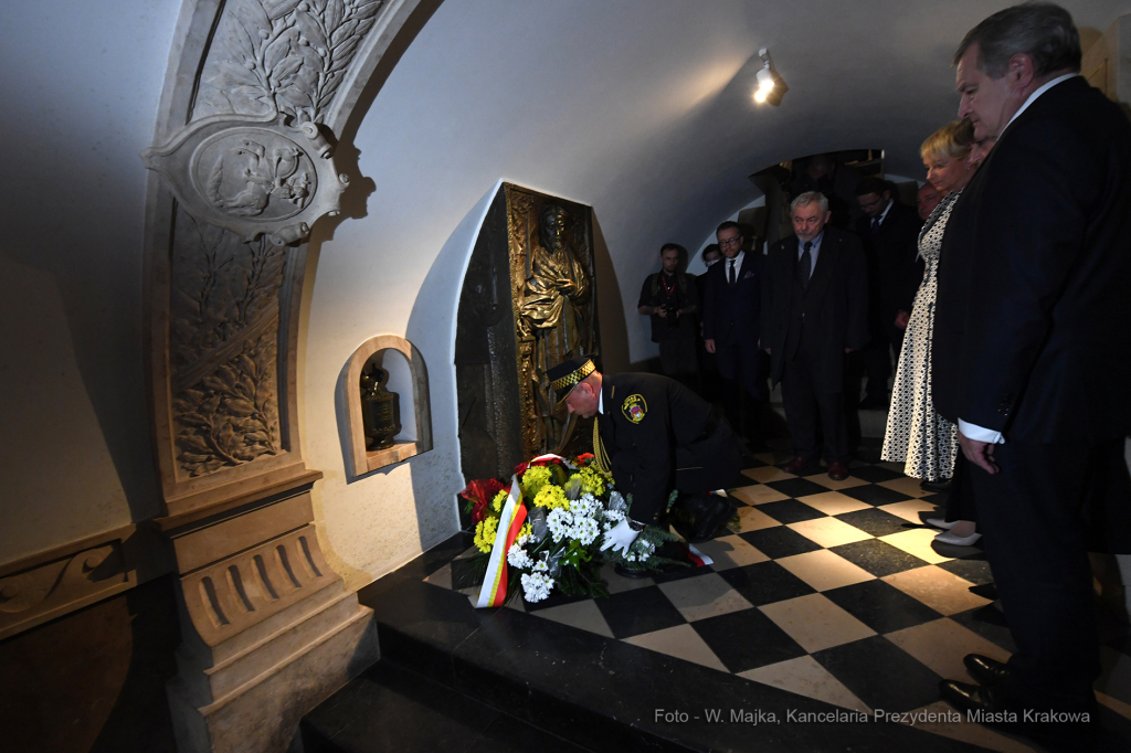 088jpg.jpg-Złożenie kwiatów przy urnie C. K. Norwida  Autor: W. Majka