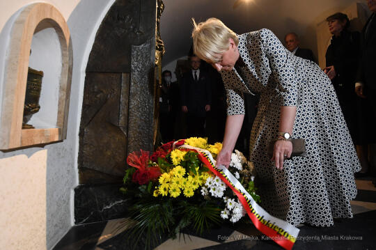 099jpg.jpg-Złożenie kwiatów przy urnie C. K. Norwida