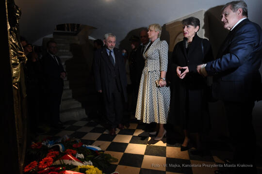 1010jpg.jpg-Złożenie kwiatów przy urnie C. K. Norwida