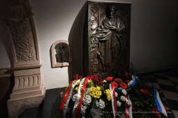 1111jpg.jpg-Złożenie kwiatów przy urnie C. K. Norwida