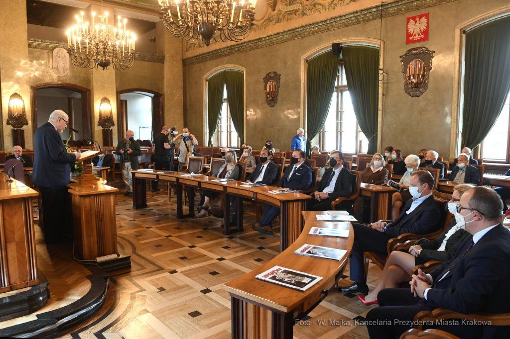 1111jpg.jpg-Medal dla Adama Bodnara  Autor: W. Majka