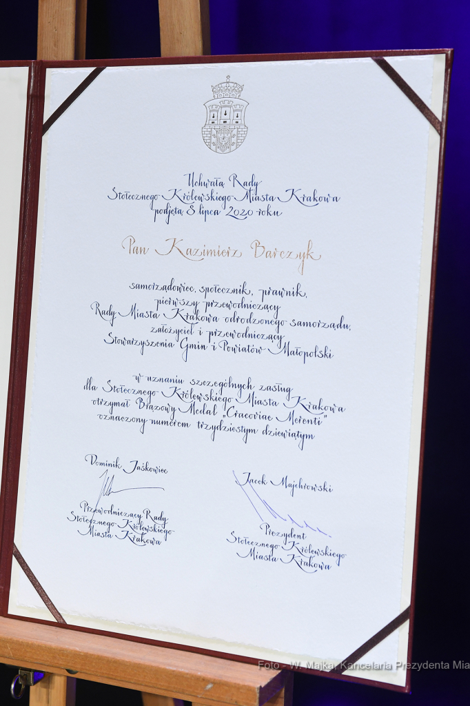 022jpg.jpg-Brązowe Cracoviae Merenti  Autor: W. Majka