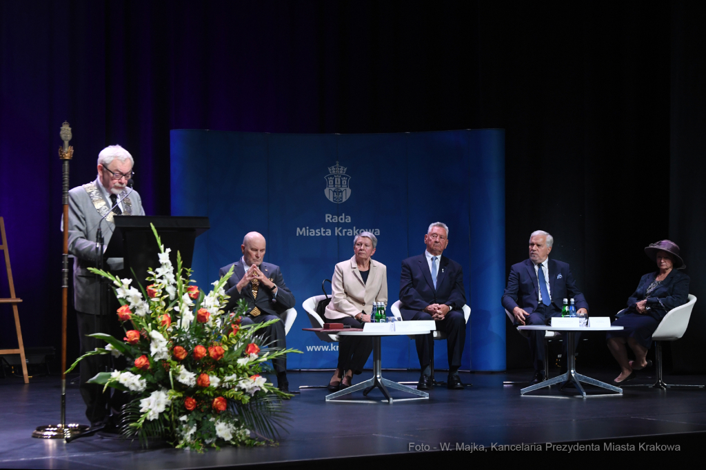 2323jpg.jpg-Brązowe Cracoviae Merenti  Autor: W. Majka