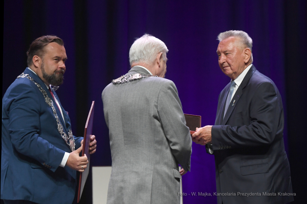 2525jpg.jpg-Brązowe Cracoviae Merenti  Autor: W. Majka