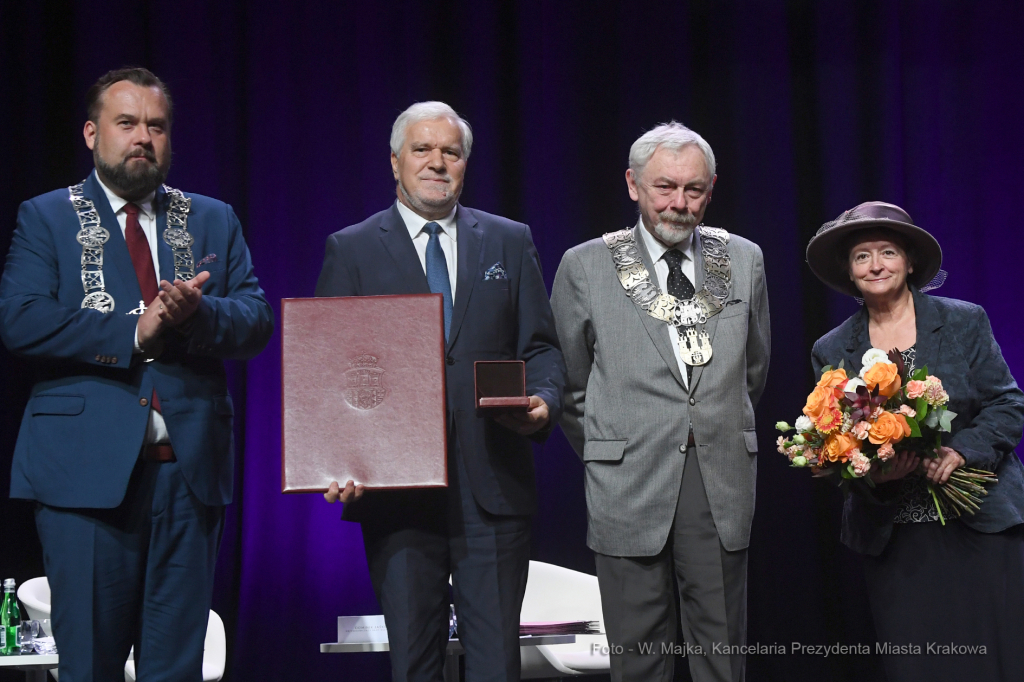 3333jpg.jpg-Brązowe Cracoviae Merenti  Autor: W. Majka