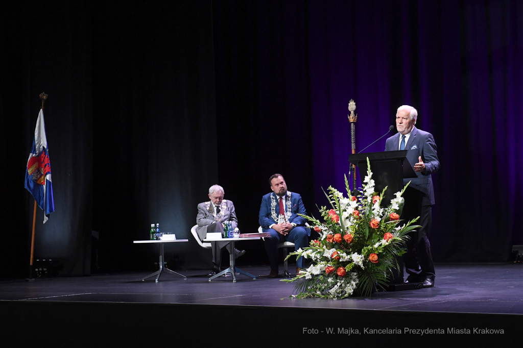 3636jpg.jpg-Brązowe Cracoviae Merenti  Autor: W. Majka