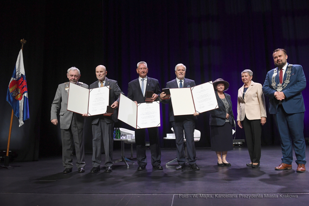 4444jpg.jpg-Brązowe Cracoviae Merenti  Autor: W. Majka