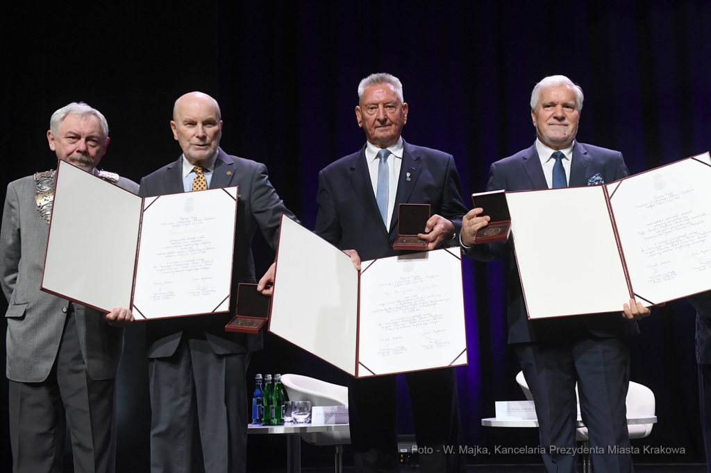 4545jpg.jpg-Brązowe Cracoviae Merenti  Autor: W. Majka