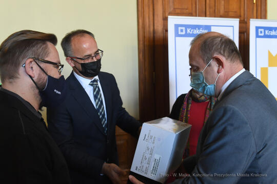 066jpg.jpg-defibrylatory