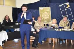 Dyrektor Domu ubrany  w garnitur i cylinder czyta wiersz