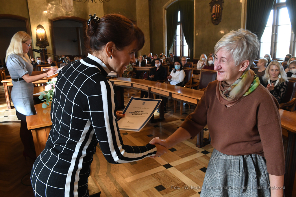 066jpg.jpg-Nagrody dla nauczvycieli - tyra IV  Autor: W. Majka